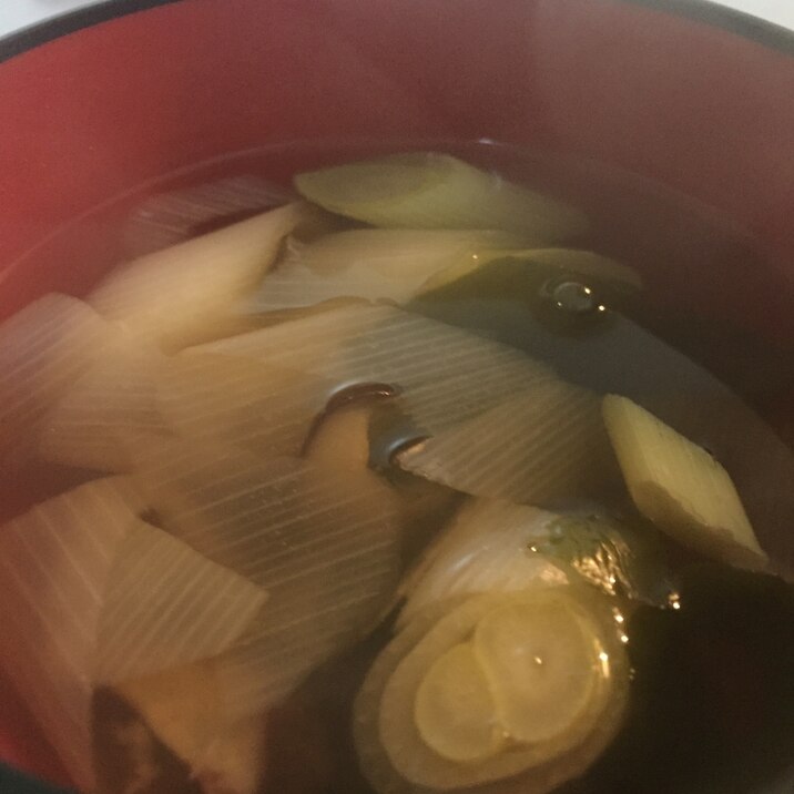 ネギと椎茸とワカメのお吸物